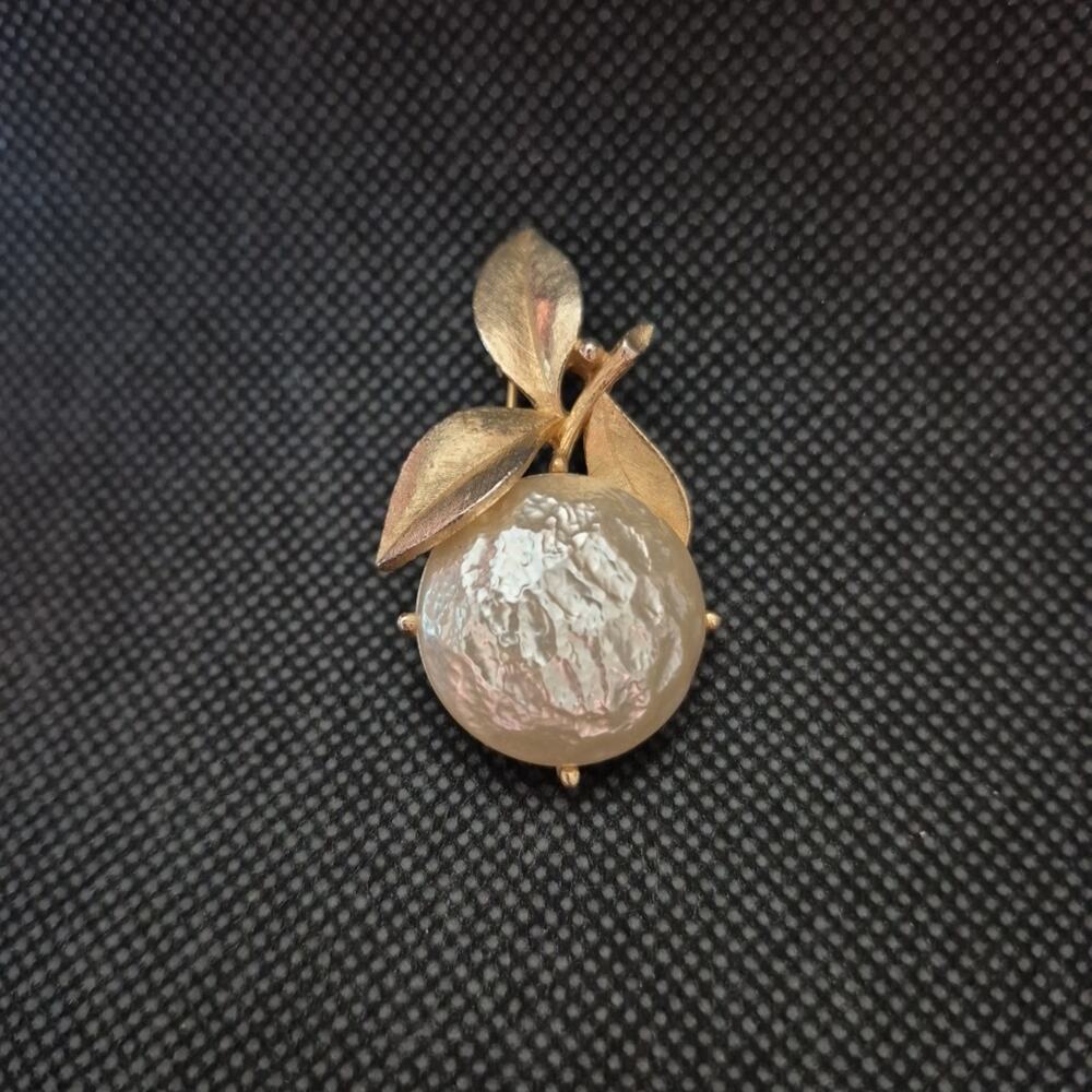 Vintage Sarah Coventry Peach Brooch Pin Gold Tone Pearl Colored Baroque Bloom